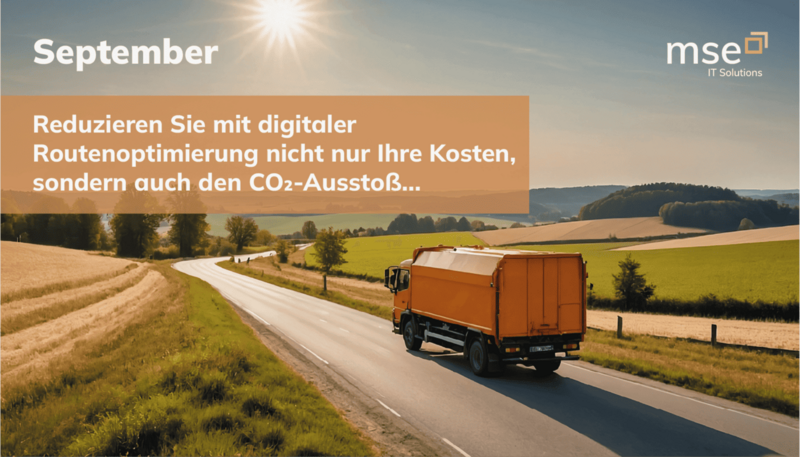 Oranges Müllauto fährt auf Landstraße durch sonnige, hügelige Landschaft mit Feldern und Bäumen.